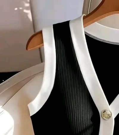 Chaleco sin mangas negro con botones decorativos - miniatura 3