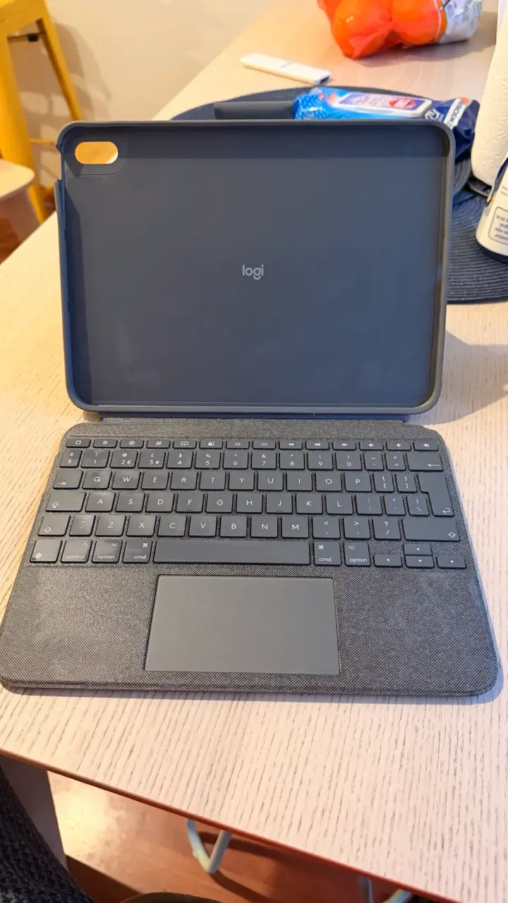 Teclado Logitech Combo Touch para iPad 10.ª Genera - 1