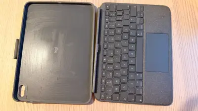 Teclado Logitech Combo Touch para iPad 10.ª Genera - miniatura 2