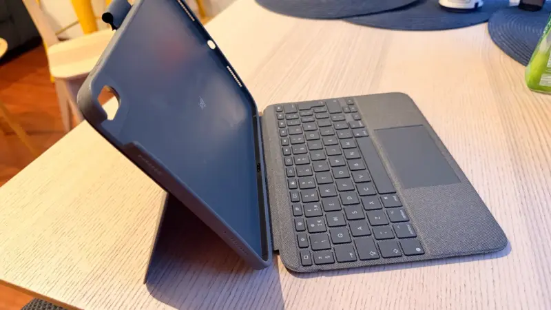 Teclado Logitech Combo Touch para iPad 10.ª Genera - 3