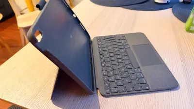Teclado Logitech Combo Touch para iPad 10.ª Genera - miniatura 3