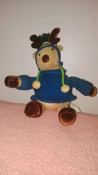 Peluche de reno con suéter azul - miniatura 1
