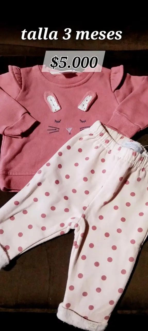 Conjunto de bebé rosado con diseño de conejo