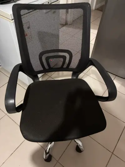 Silla de oficina ergonómica negra con respaldo de malla - miniatura 1