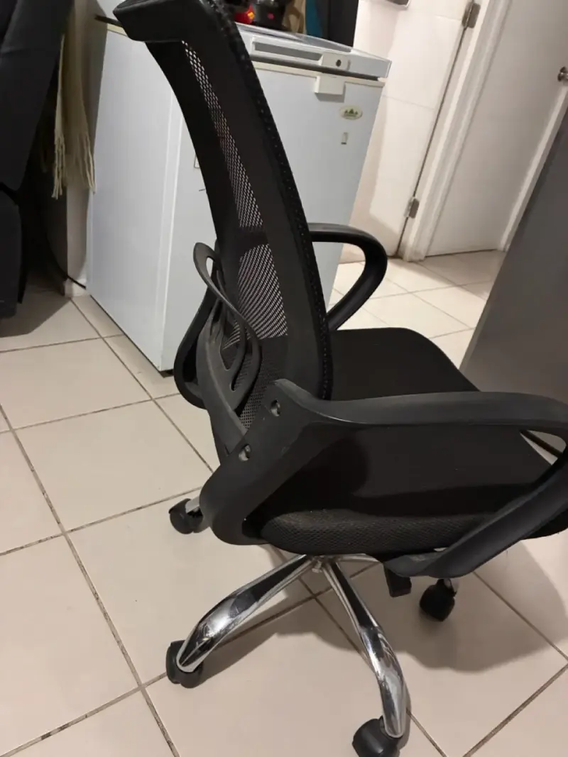 Silla de oficina ergonómica negra con respaldo de malla - 2