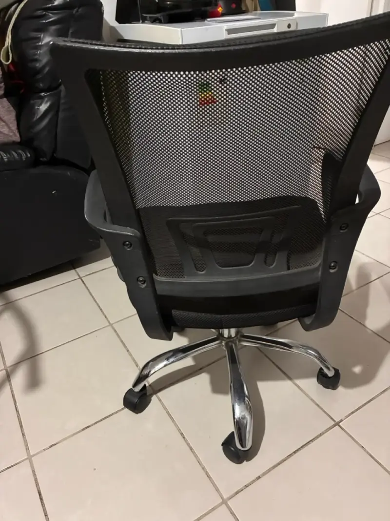 Silla de oficina ergonómica negra con respaldo de malla - 3