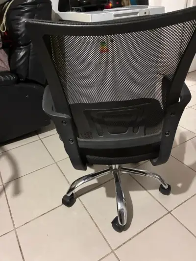 Silla de oficina ergonómica negra con respaldo de malla - miniatura 3