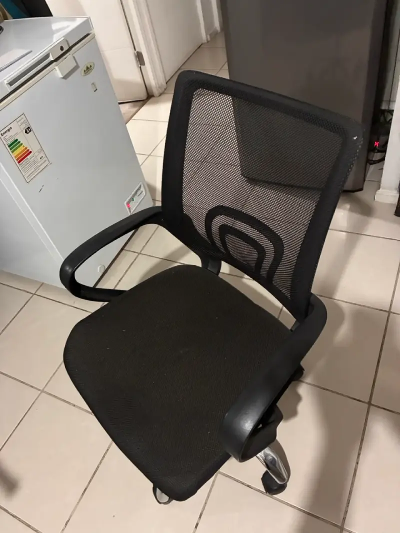 Silla de oficina ergonómica negra con respaldo de malla - 4