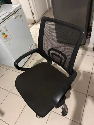 Silla de oficina ergonómica negra con respaldo de malla - miniatura 4