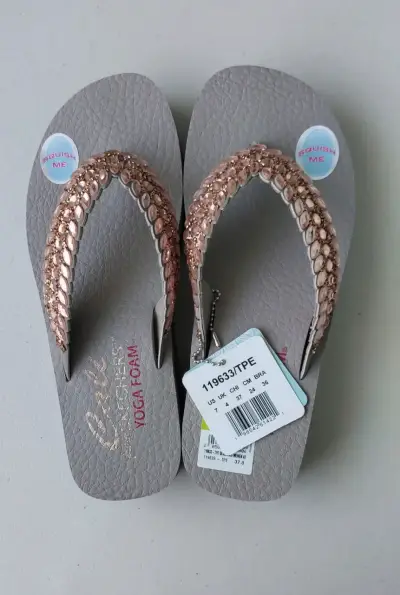 Sandalias Skechers Yoga Foam doradas - miniatura 1