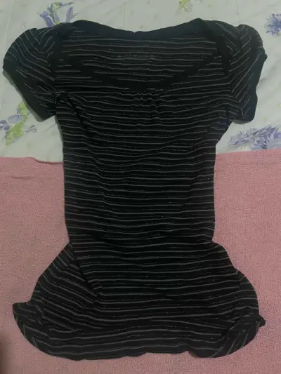 Polera negra con rayas brillantes - miniatura 1