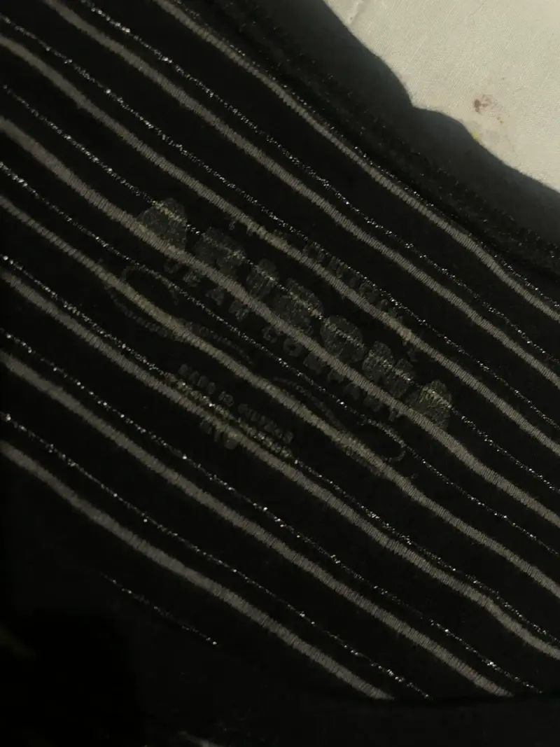 Polera negra con rayas brillantes - 2