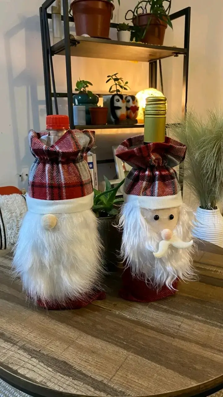 Decoración navideña con cojines y fundas de botella - 2