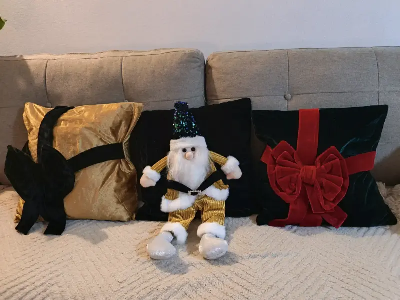 Decoración navideña con cojines y fundas de botella - 3