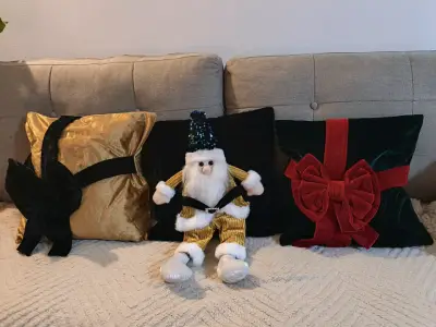 Decoración navideña con cojines y fundas de botella - miniatura 3