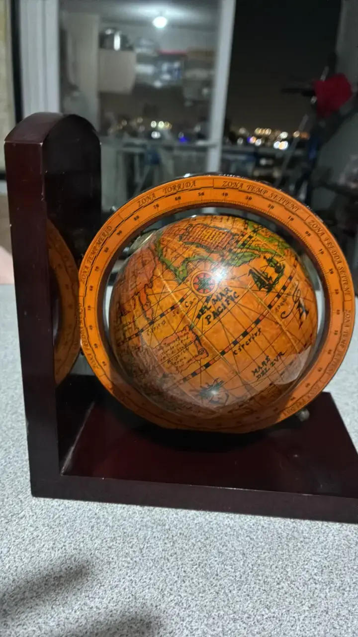 Globo terráqueo decorativo vintage en soporte de madera - 1