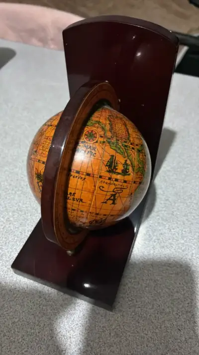 Globo terráqueo decorativo vintage en soporte de madera - miniatura 2