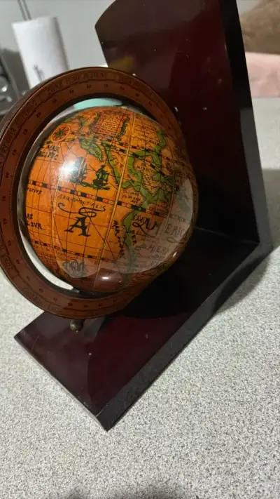 Globo terráqueo decorativo vintage en soporte de madera - miniatura 3