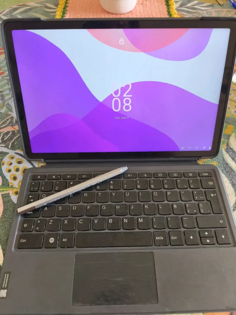Tablet Lenovo con teclado y lápiz táctil - 1