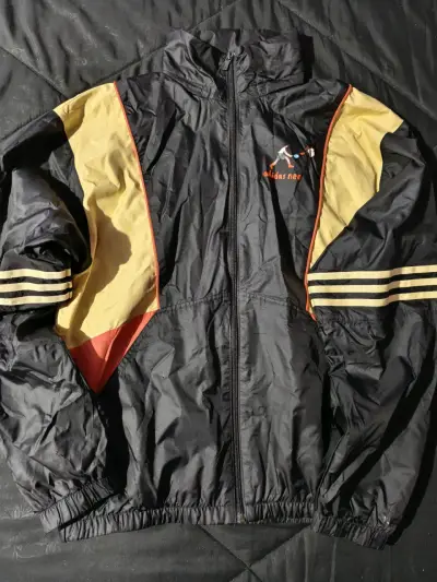 Chaqueta deportiva Adidas Neo negra y amarilla - miniatura 1