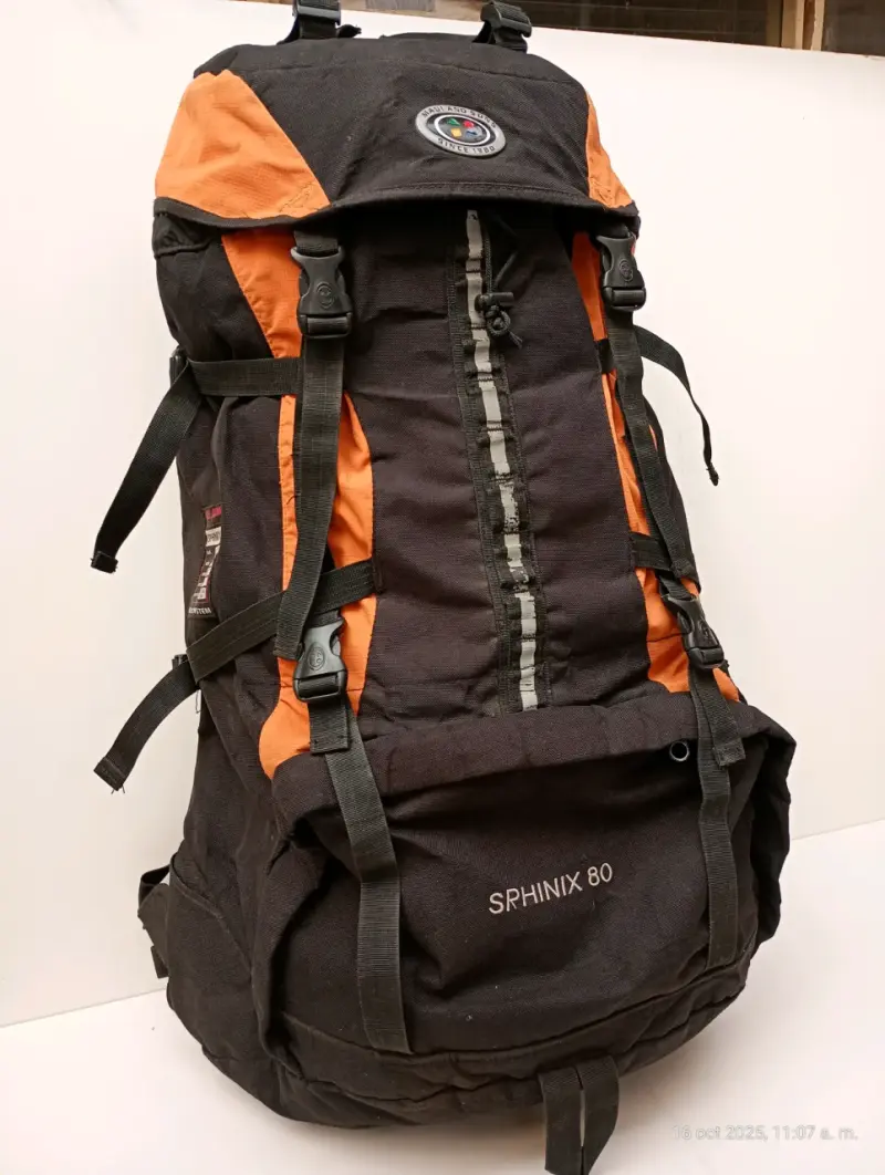 Mochila de senderismo Srhinix 80L negra y naranja