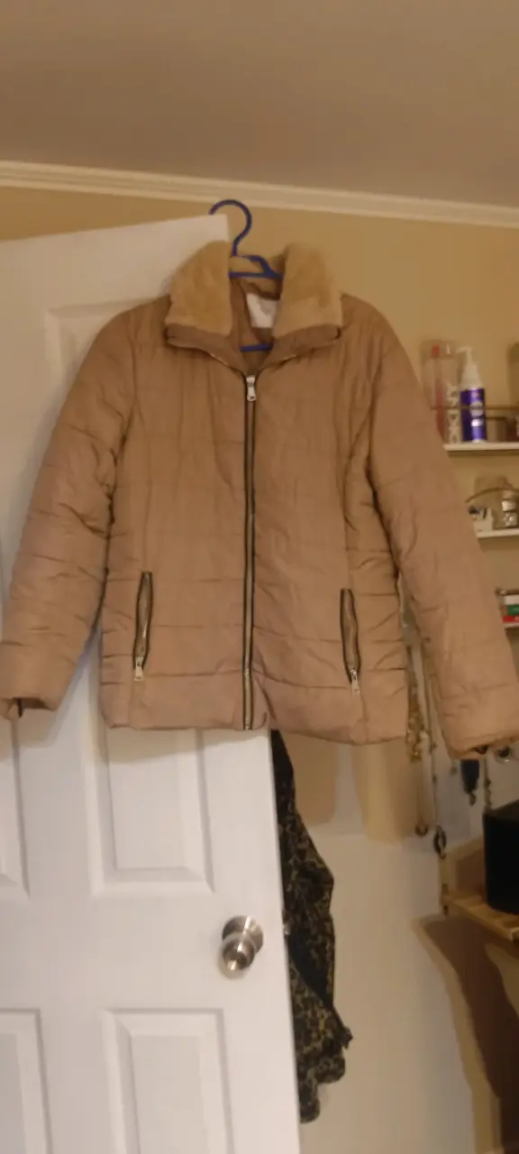Chaqueta acolchada beige con cuello de piel sintética