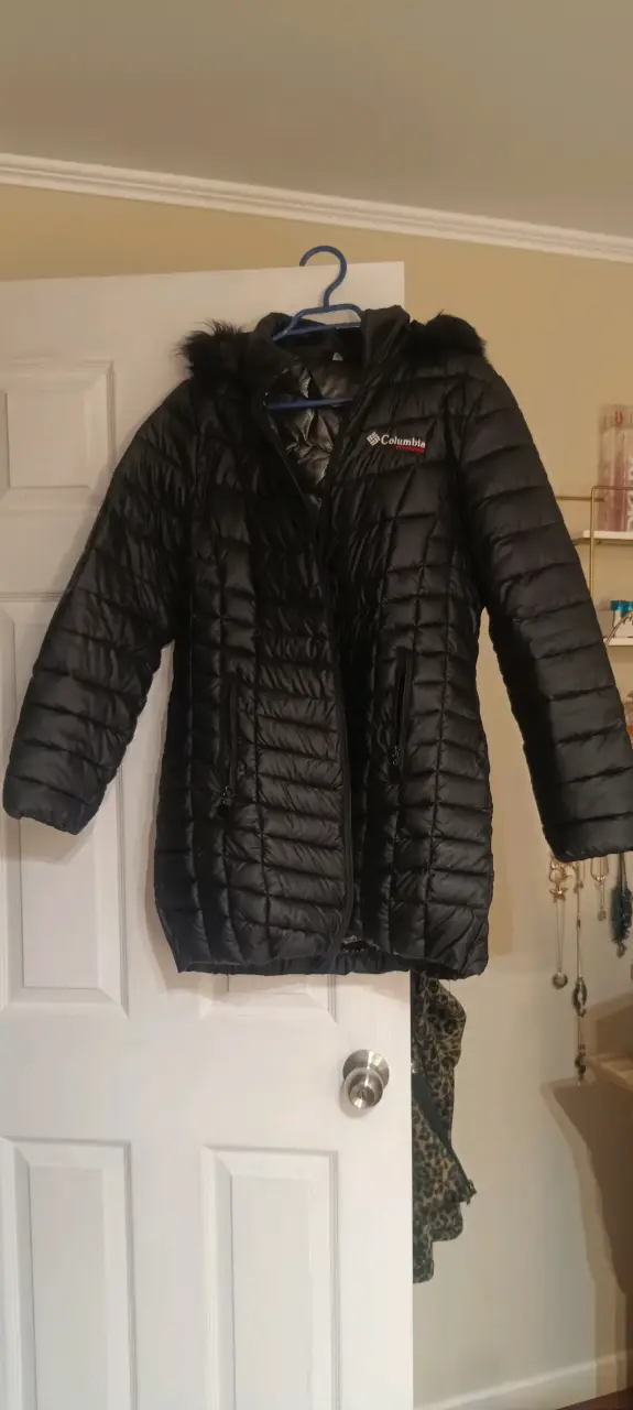 Chaqueta acolchada negra Columbia con capucha