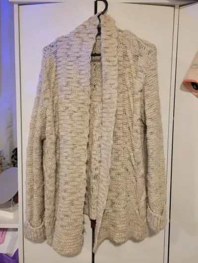 Cardigan de punto beige Bershka para mujer - miniatura 1