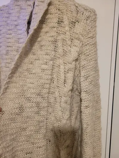 Cardigan de punto beige Bershka para mujer - miniatura 2