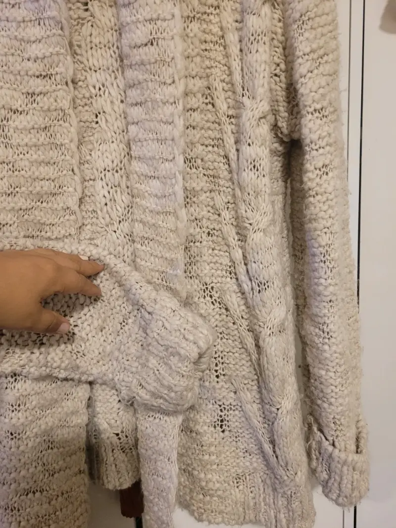 Cardigan de punto beige Bershka para mujer - 4