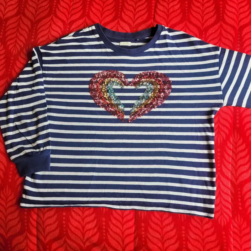 Polera rayada con corazón de lentejuelas