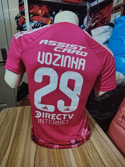 Camiseta de fútbol Colo Colo rosa con número 29 - miniatura 1