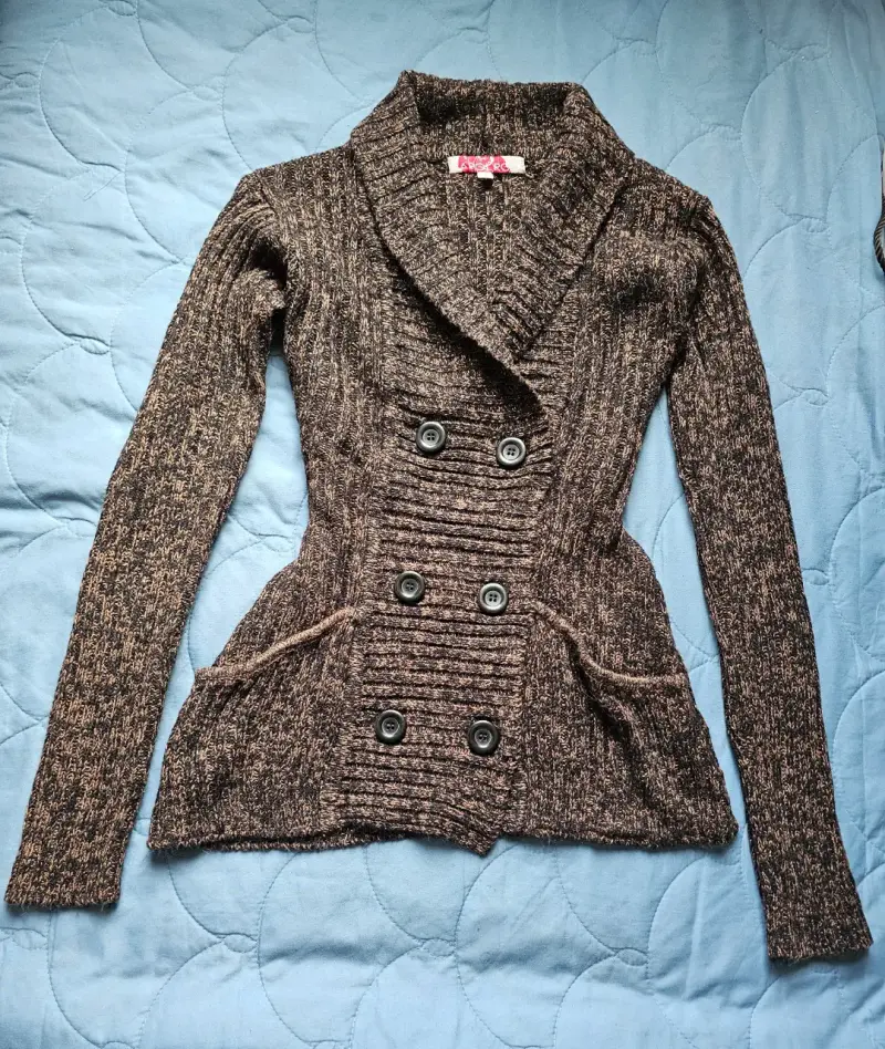 Cárdigan de punto marrón con botones para mujer - 3