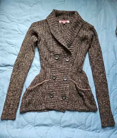 Cárdigan de punto marrón con botones para mujer - miniatura 3