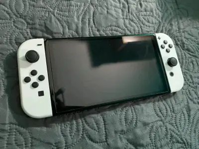 Consola Nintendo Switch con Joy-Con y cargador - miniatura 1