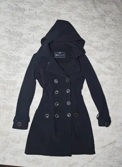 Abrigo negro con capucha para mujer - miniatura 3