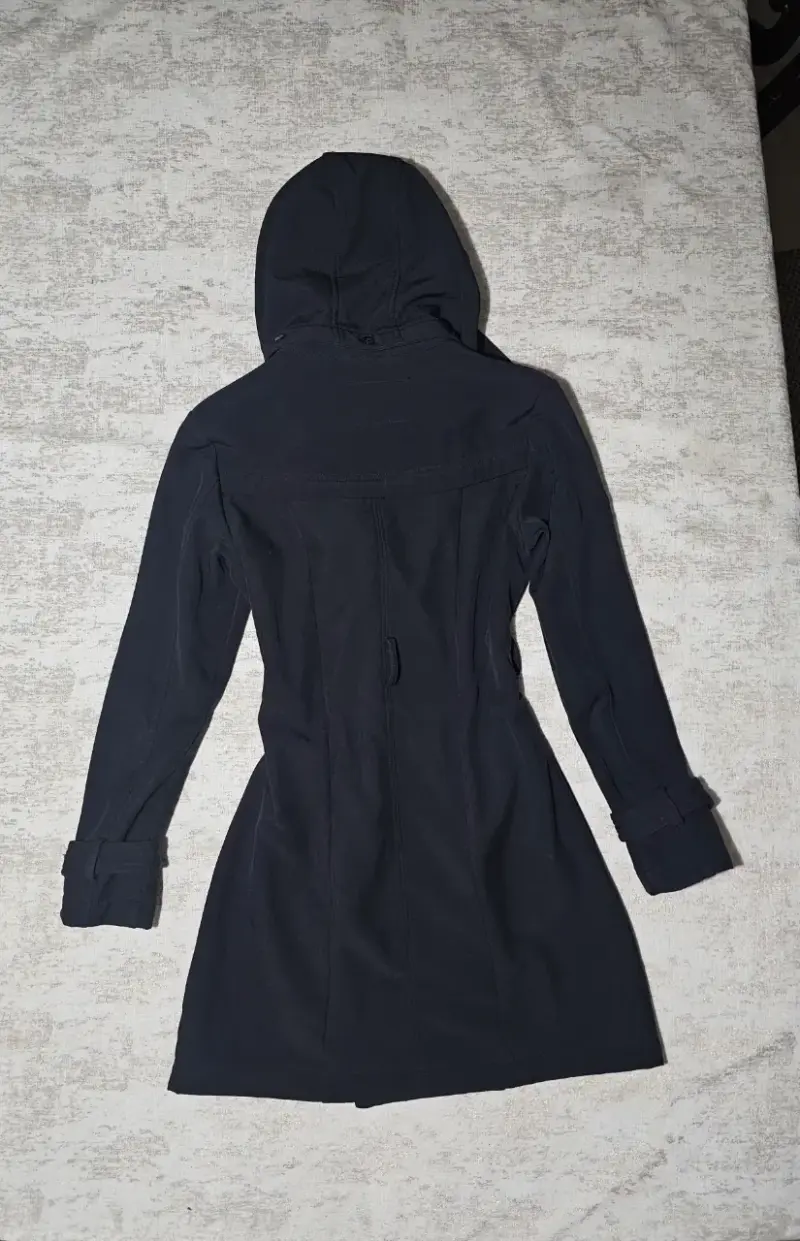 Abrigo negro con capucha para mujer - 4