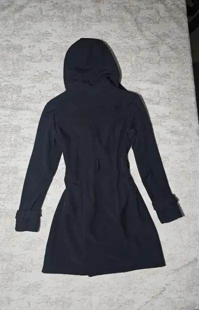 Abrigo negro con capucha para mujer - miniatura 4