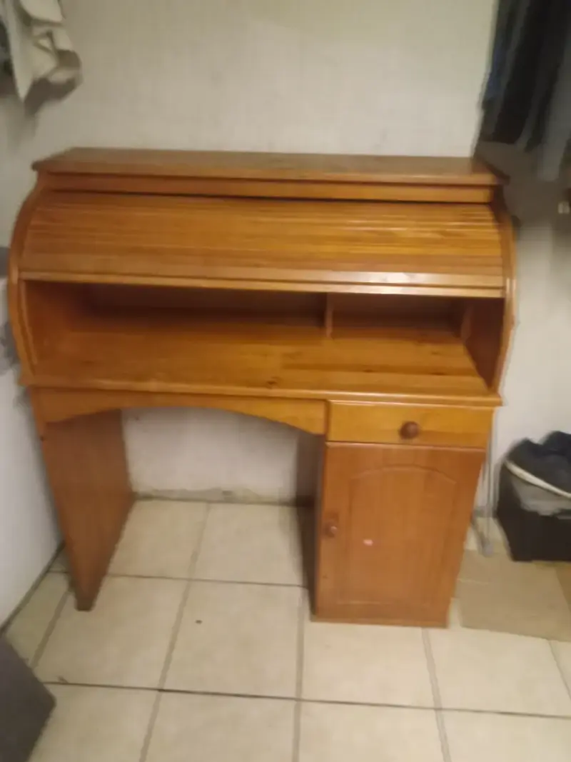 Escritorio de madera con persiana y cajonera - 2