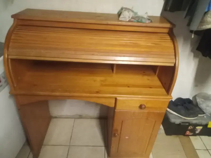Escritorio de madera con persiana y cajonera - 3