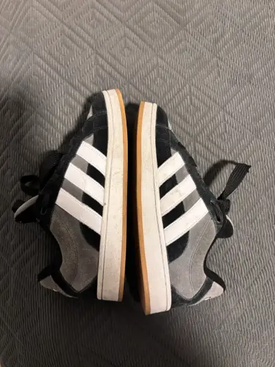 Zapatillas deportivas Adidas negras y blancas - miniatura 1