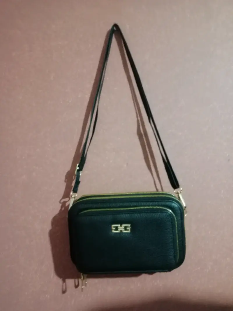 Cartera negra de cuero sintético con correa ajustable