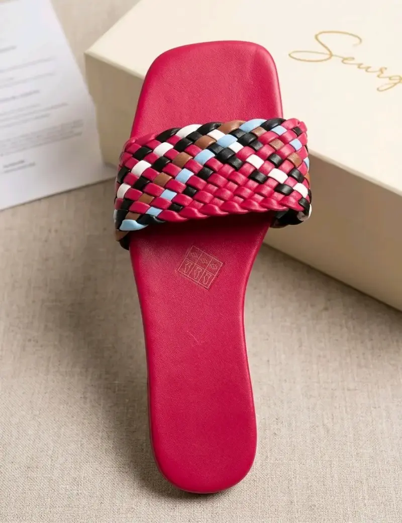 Sandalias planas de colores vibrantes - 2