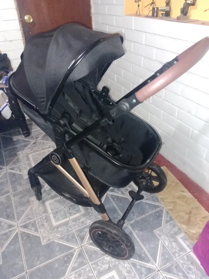 Coche de bebé plegable negro con manillar ajustable - 1