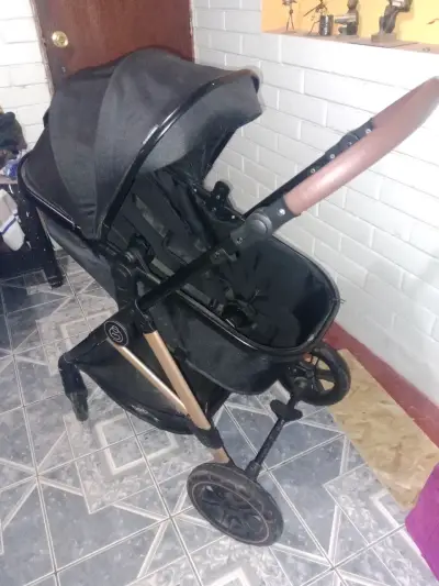 Coche de bebé plegable negro con manillar ajustable - miniatura 1