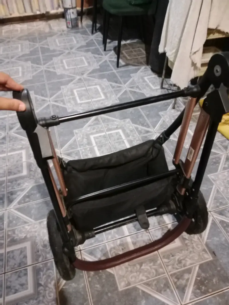 Coche de bebé plegable negro con manillar ajustable - 4