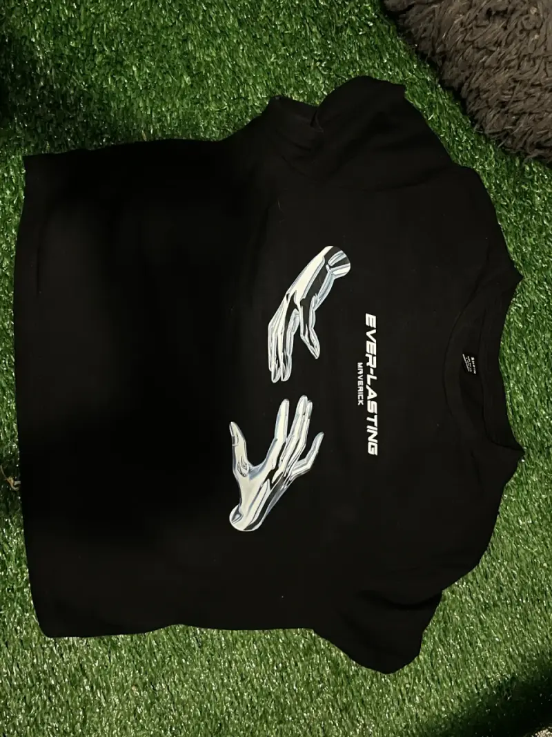 Polera negra con diseño de manos