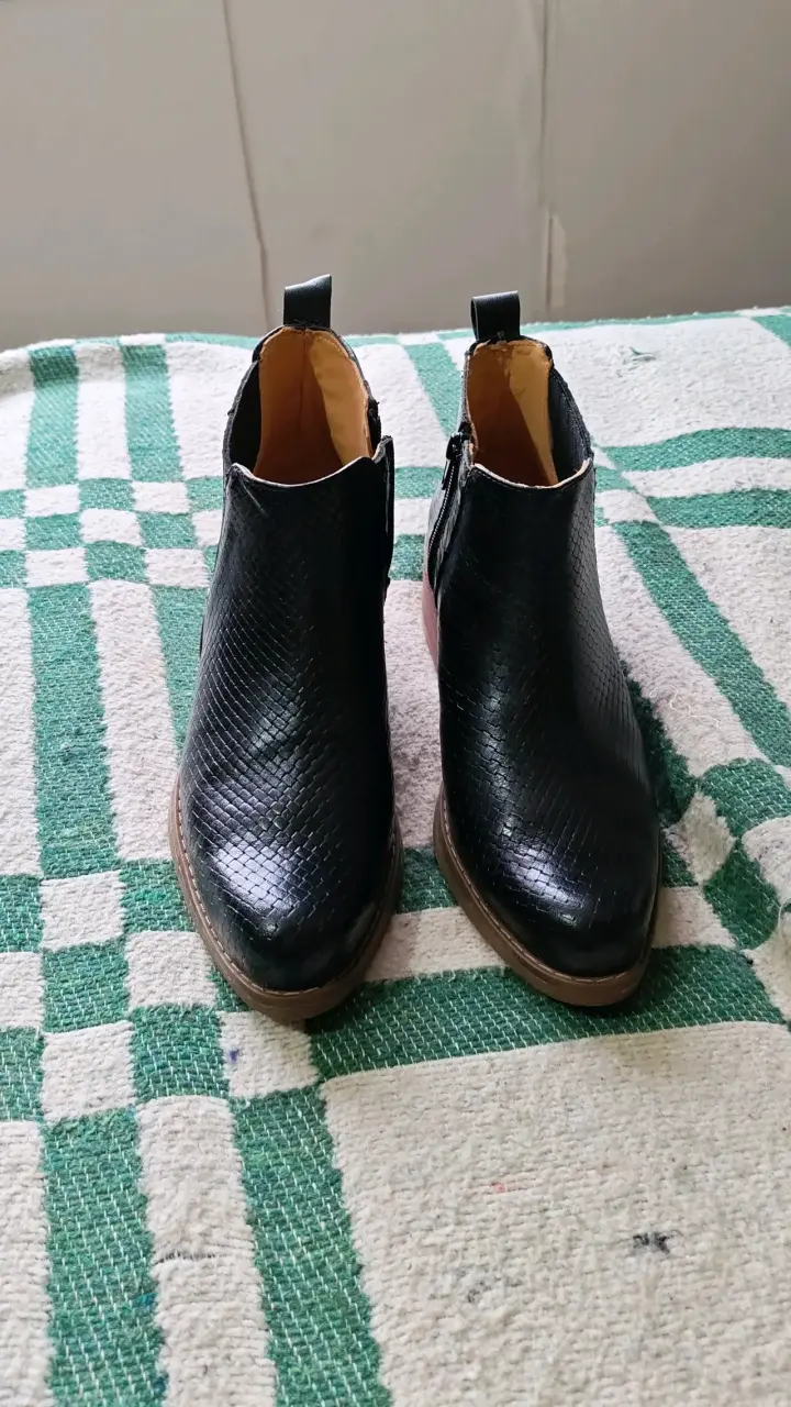 Botines negros de cuero con textura