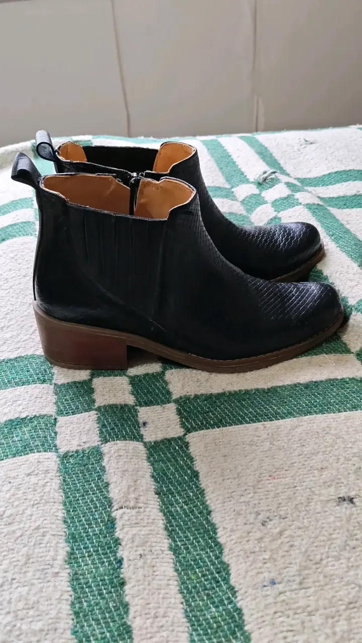 Botines negros de cuero con textura - 2