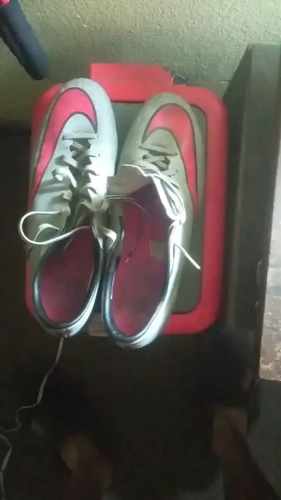 Botines de fútbol Nike rojos y grises - miniatura 1